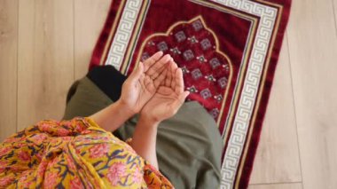 Müslüman kadınların evde dua edişinin en üst görüntüsü ,