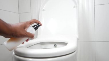 Tuvalette oda spreyi kullanmak hoş olmayan kokuları yok etmeye yardımcı olabilir.