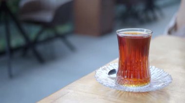 Geleneksel Türk çayı beyaz masada 