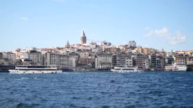 İstanbul 'un çarpıcı kıyı manzarasında ufuk çizgisi boyunca görkemli kayıklar sergileniyor