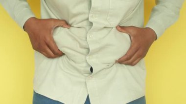 Erkeklerin el ele tutuşması aşırı göbek yağları, aşırı kilolu kavramlar.