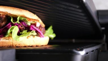 Köfteli sandviç, marul ve kızarmış lahana..