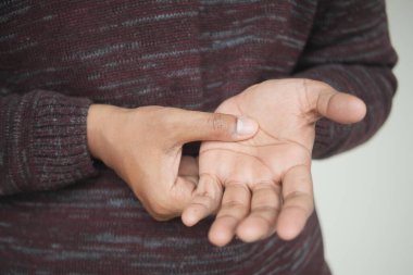 Acı çeken adam yaklaş. .