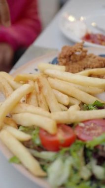  Çocuk patates kızartması yiyor. ,