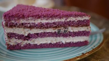 Bir parça kremalı mor kadife kek. .