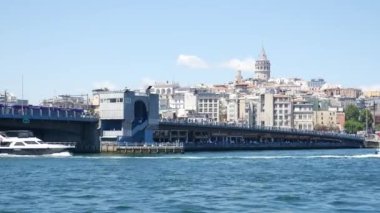 Istanbullar nefes kesici deniz kenarı ve ikonik kulesi berrak mavi gökyüzünün altında güzel bir şekilde parlıyor.