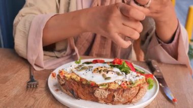 Tadı için kremalı yoğurt, yeşil biber ve olgun domatesli ev yapımı tost.