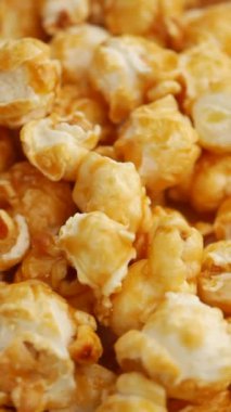 Çıtır çıtır ve lezzetli karamelli patlamış mısır film gecelerinde atıştırmak için mükemmeldir.