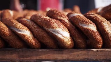 Türk Simit 'i minibüste satıyor ,