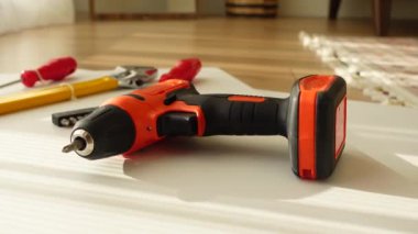 Yaratıcılık için güneşli ahşap zeminde canlı bir DIY araç ve malzeme koleksiyonu