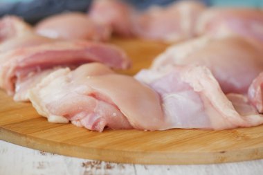 Tavuk filetosunu doğrama tahtasıyla kesiyorum. ,
