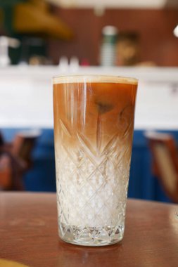 Güzel bir bardakta servis edilen ferahlatıcı buzlu kahvenin tadını çıkarın. Rahatlatıcı yaz günleri için mükemmel.