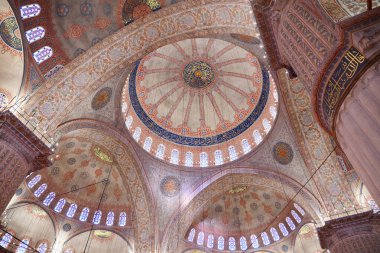 Hayret verici bir caminin karmaşık tasarımları ve canlı renkleri gerçekten büyüleyici.