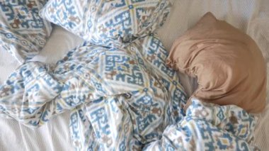 Sabahın köründe dağınık yatak, uyandıktan sonra dağınık yatak. .