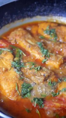 Ev yapımı Hint köri balığına yakın çekim.