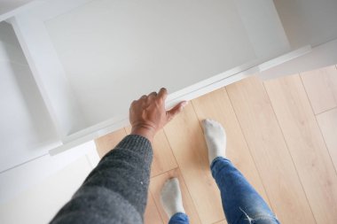 Erkeklerin üst görüntüsü bir çekmeceyi açıyor. ,