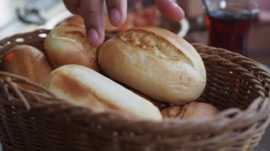 Bir sepet taze pişmiş ekmek. Lezzetli yemekler için birebirdir.