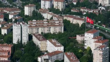 Türkiye 'nin bir kentsel bölgesinde çağdaş binalar ve yeşillikler sergilenen hava görüntüleri.