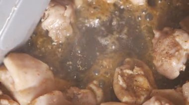 Lezzetli ve leziz tavuk butları, lezzetli bir tava sosunun içinde cızırdıyor.