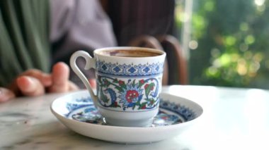 Türk kahve masada .