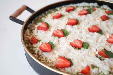 Pişmiş pilav, taze çilek ve mis kokulu nane kokulu güzel sunulmuş canlı bir yemek.