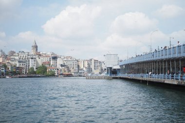 Modern bir rıhtım ve tarihi yapılara sahip İstanbullar 'ın güzel manzarası.