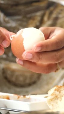 Kadınlar mükemmel soyulmuş yumurta uzatır. .