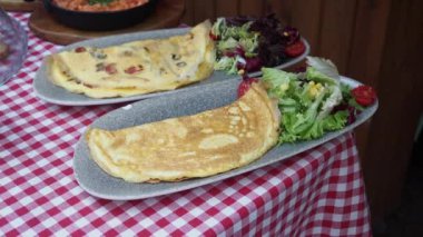  Masada sosisli yumurta omleti. .