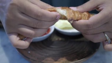 Yakından bakınca kruvasan çöreği kırıyorum. .