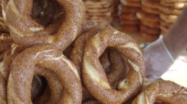 Türk Simit 'i minibüste satıyor ,