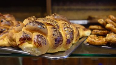 Fırında çeşitli lezzetli ekmek ve kurabiyeler sergileniyor. Yemek severler için mükemmel.