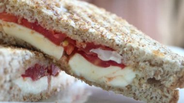 Taze malzemelerle dolu sağlıklı ve besleyici bir sandviçin detaylı yakın plan görüntüsü.