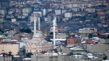 Kentsel gelişimin ortasında kurulmuş güzel camilerin yer aldığı büyüleyici ve büyüleyici bir şehir.