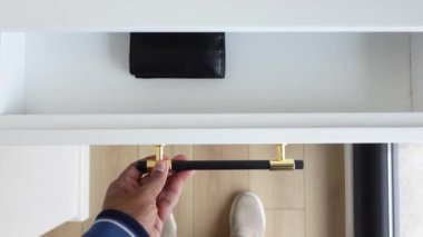 Erkekler çekmeceyi açar dolapta ahşap.