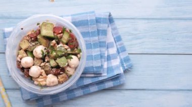 Sağlıklı beslenmeye hazır taze sebze ve proteinle dolu canlı bir yemek kasesi..