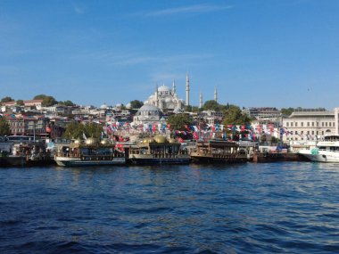 Tarihi binalar ve canlı bayraklarla İstanbullar 'ın liman manzarası.