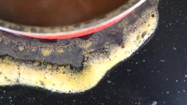 Yanmış yağın tavada fokurdaması ocağın yüzeyinde birikmiş artıklar bırakıyor.