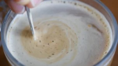 Dikkatli bir şekilde karıştırılmış kahve, üstte zengin ve kremalı bir köpük elde etmenizi sağlar.