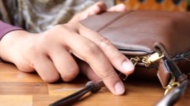  Kadınlar bizim akıllı telefonlarımızı sıradan cüzdanından alıyorlar. .