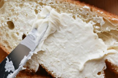 Masadaki konteynırda peynir kremi