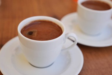 Türk kahve masada .