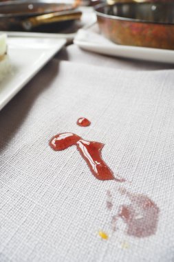 Yemekler kahvaltı masasına döküldü.