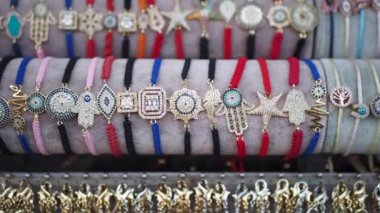 . Boncuklu bilezikler, güneş altında sokak pazarında serilmiş..