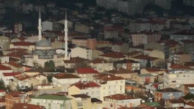 Çatıları ve güzel tasarlanmış bir camii olan geniş şehir manzarasının keyfini çıkarın.