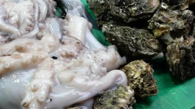 Yüksek çözünürlüklü enayileri ve desenli deriyi gösteren ahtapot dokunaçlarının ayrıntılı görüntüsü.