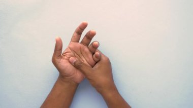 Acı çeken adam yaklaş. .