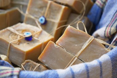 Kırsal cazibeyle el yapımı organik malzemelerle işlenmiş sabun barlarını keşfedin.