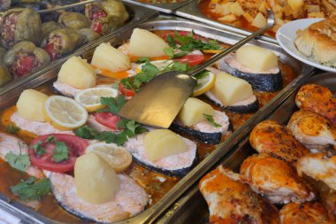 Fırında somon filetosu ve lezzetli patatesler. Taze otlarla süslenmiş. Afiyet olsun