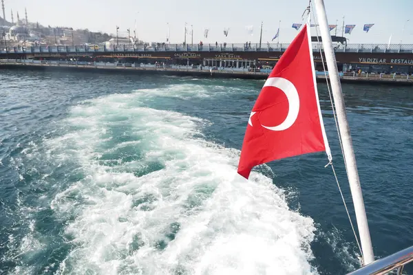 Türk bayrağı taşıyan bir tekneden izlendi ,