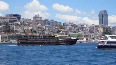 İstanbul 'un canlı şehir yaşamında süzülen feribot görüntüsü gözler önüne seriliyor